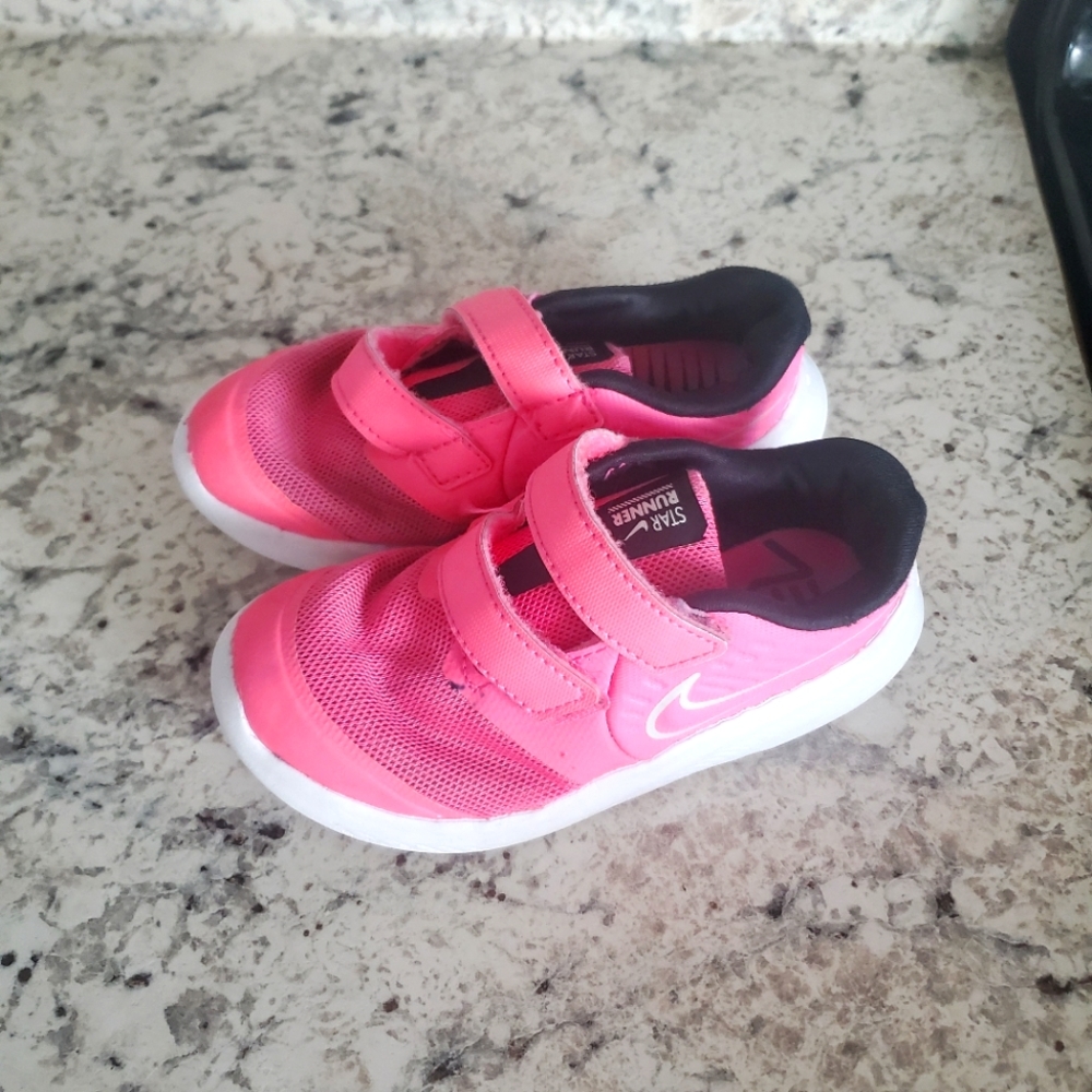 Toddler girl nike sneaker, size 9c
